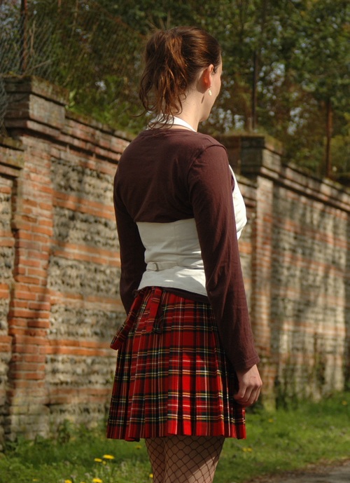 Plastron blanc + jupe rouge + bottes